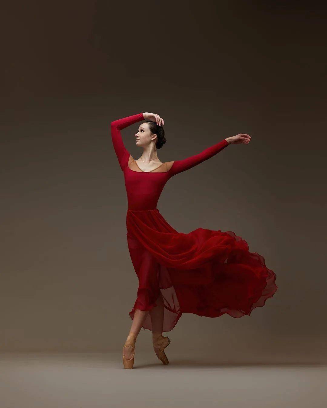 给你一套这样的红裙,你会跟她一样拍出漂亮的舞姿吗?