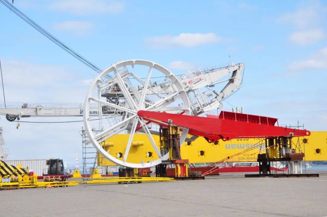 先后完成多个深水项目的柔性管缆铺设作业今年以来,海洋石油286号工