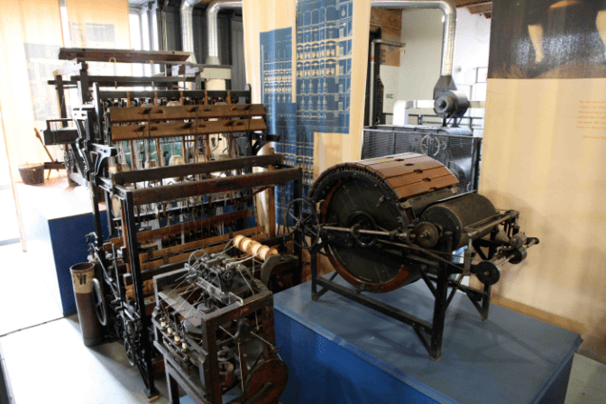 织布机由机械动力带动的简易纺纱机纺织展厅是另一个值得一看的展区.