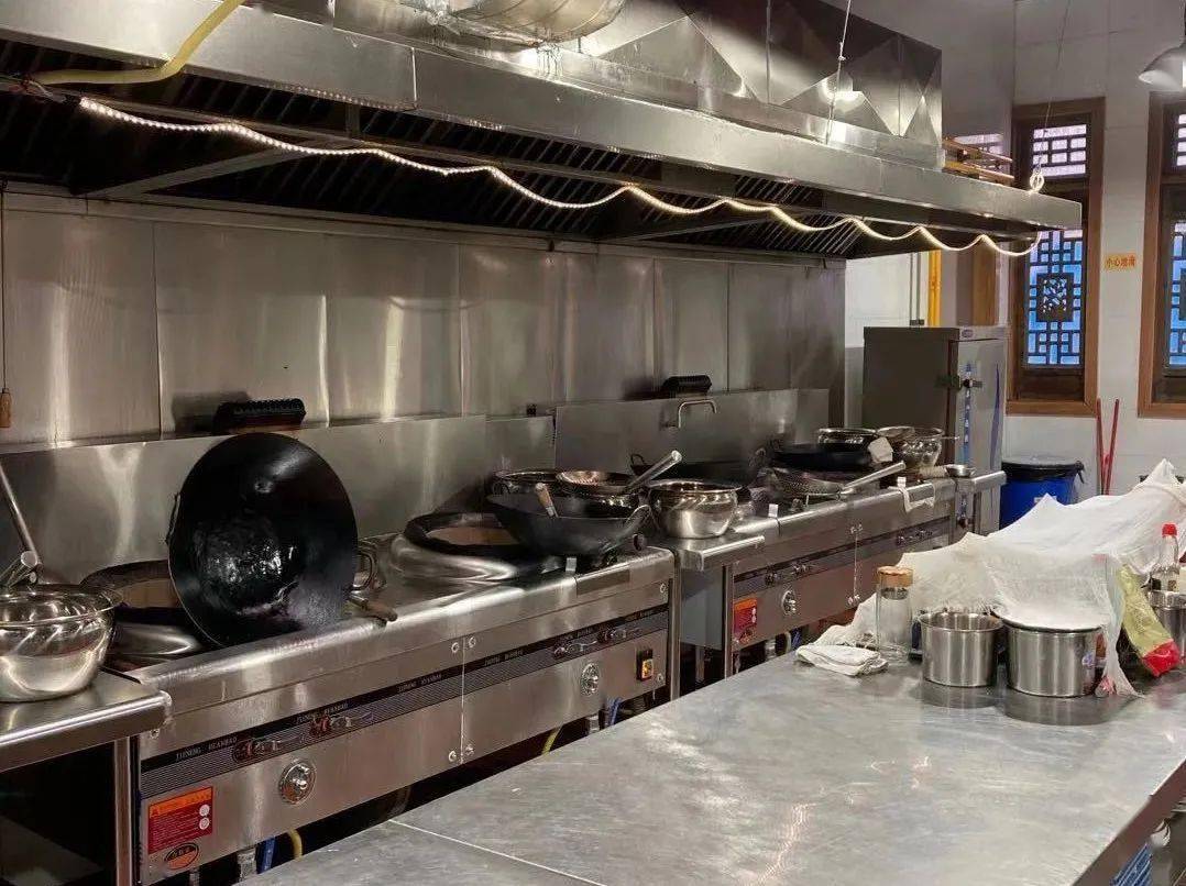 消毒设备使用正常厨房摆放整齐后厨环境干净卫生店面位于桐梓记忆鲟之
