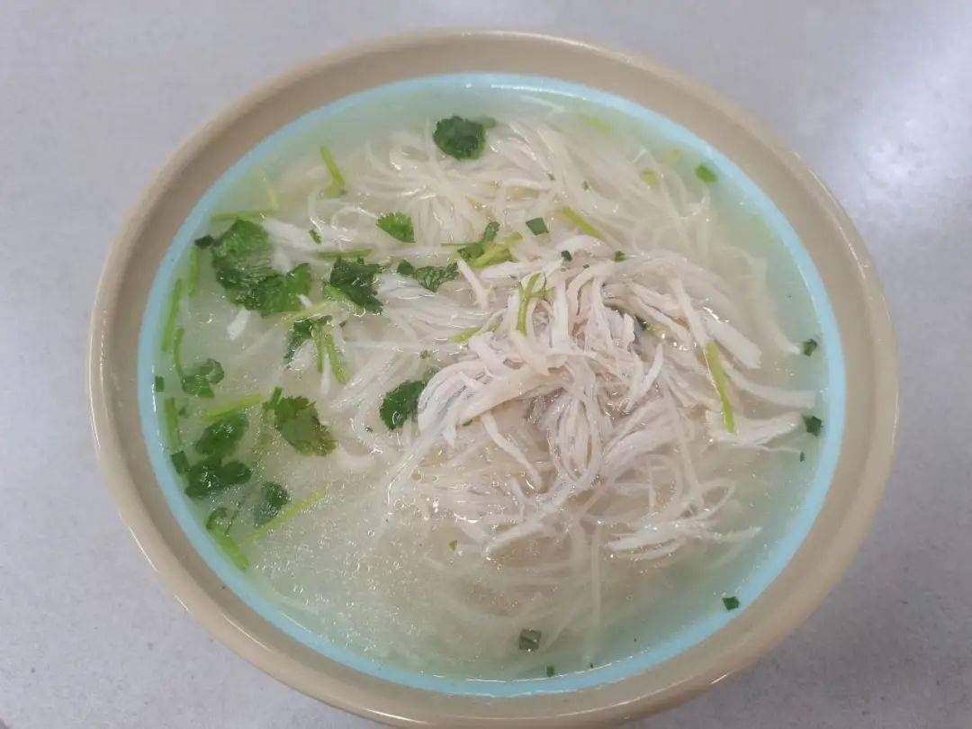 鸡汤飘起浓郁的咸香二号选手:鸡丝三鲜粉!