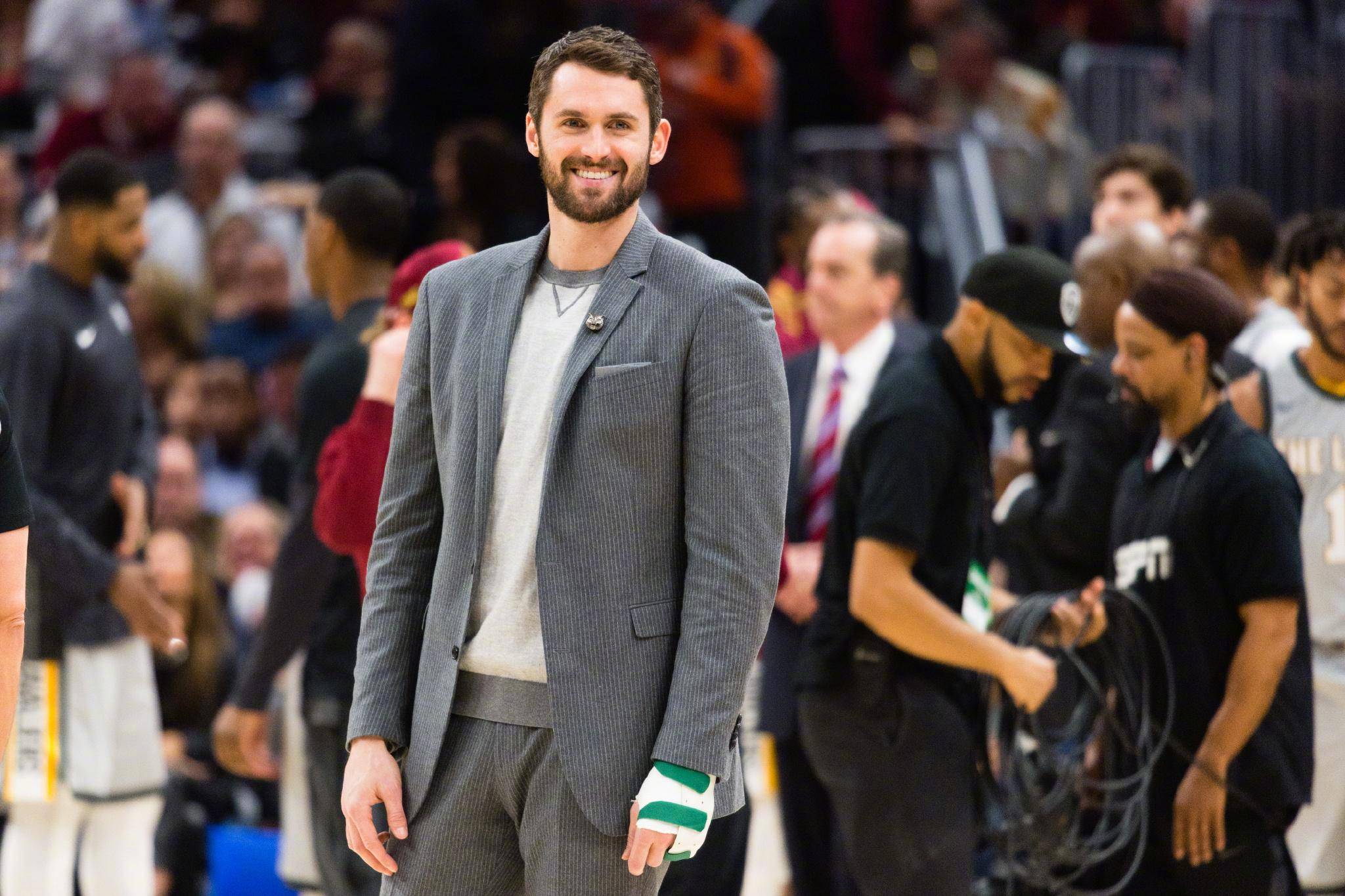 为后詹姆斯时代背锅,1亿却成他"爱神牢笼"_乐福便