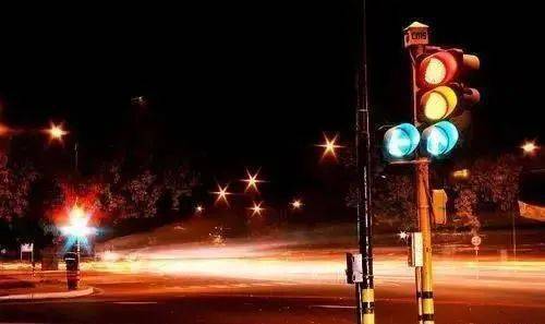 下雨天,分不清红绿灯.