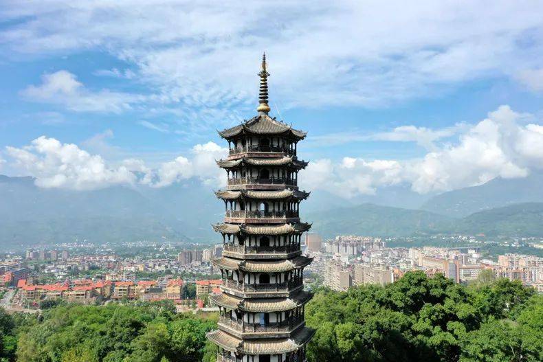 金钟山景区一角.(本报记者 李顺云 摄)凯地里拉温泉.