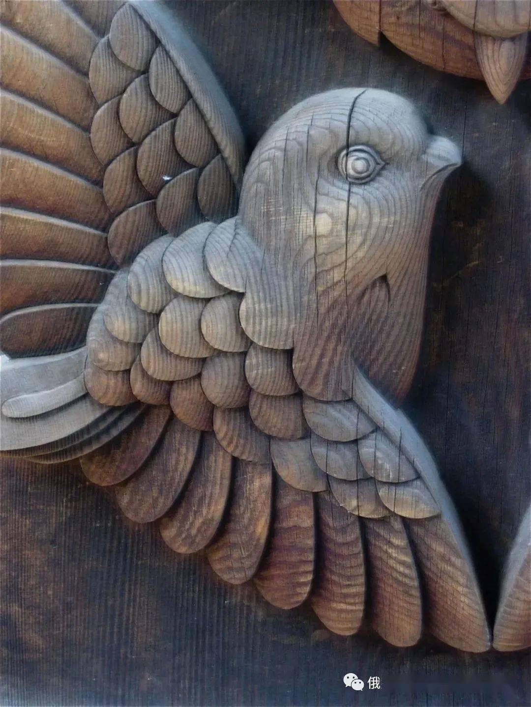 采用自然形态的树根雕刻艺术品则为"树根雕刻".