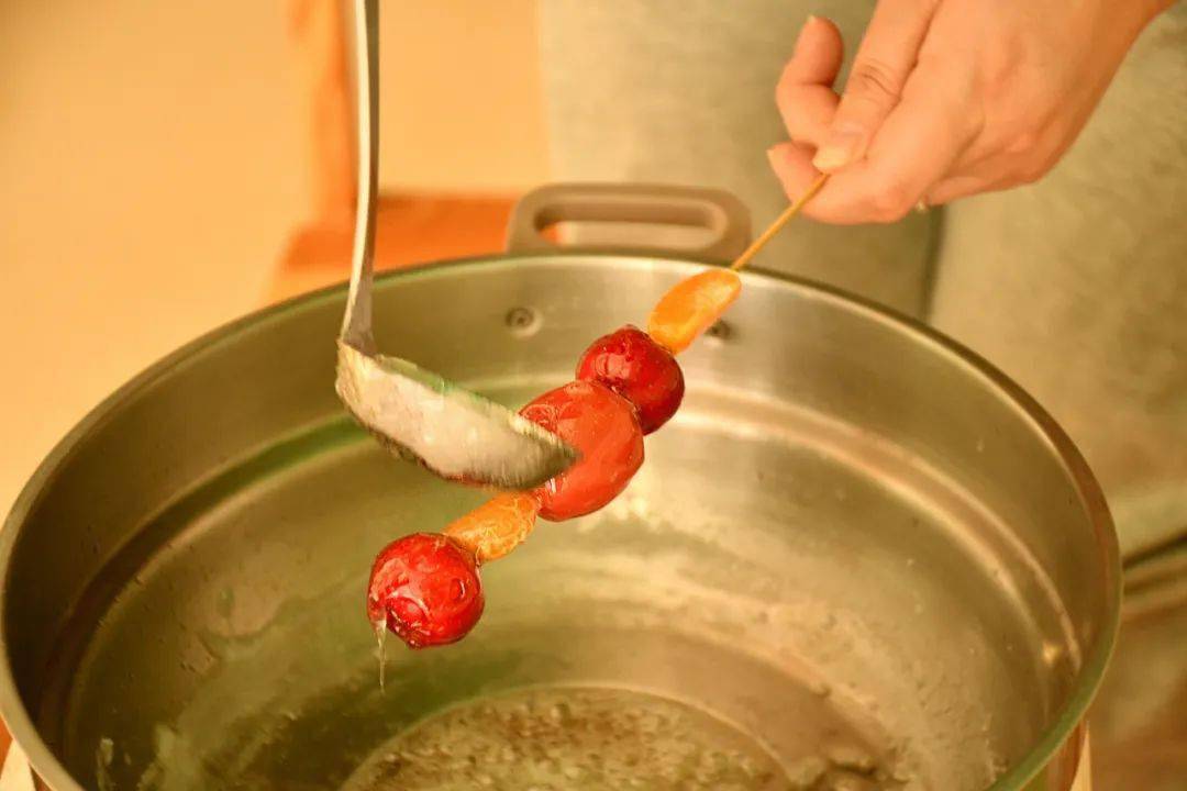 的冰糖葫芦,也为了锻炼小朋友的动手能力,亲眼见证冰糖葫芦的制作过程