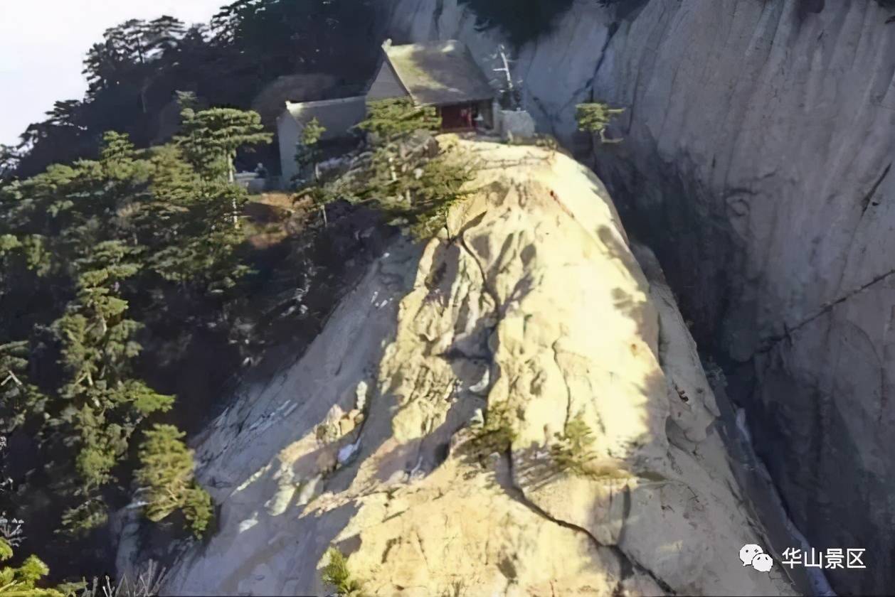 華山主峰之一,相傳這裡曾是玉女隱居之地,故又稱玉女峰,峰上有引鳳亭