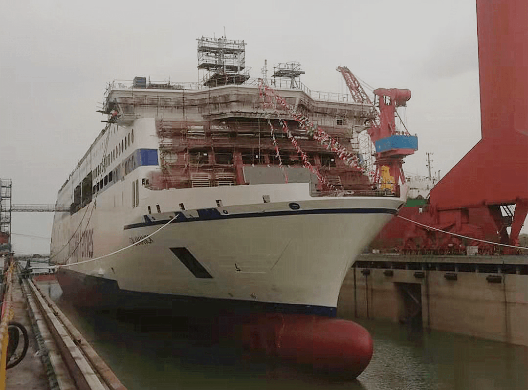 威海金陵新年首艘lng动力高端客滚船顺利下水