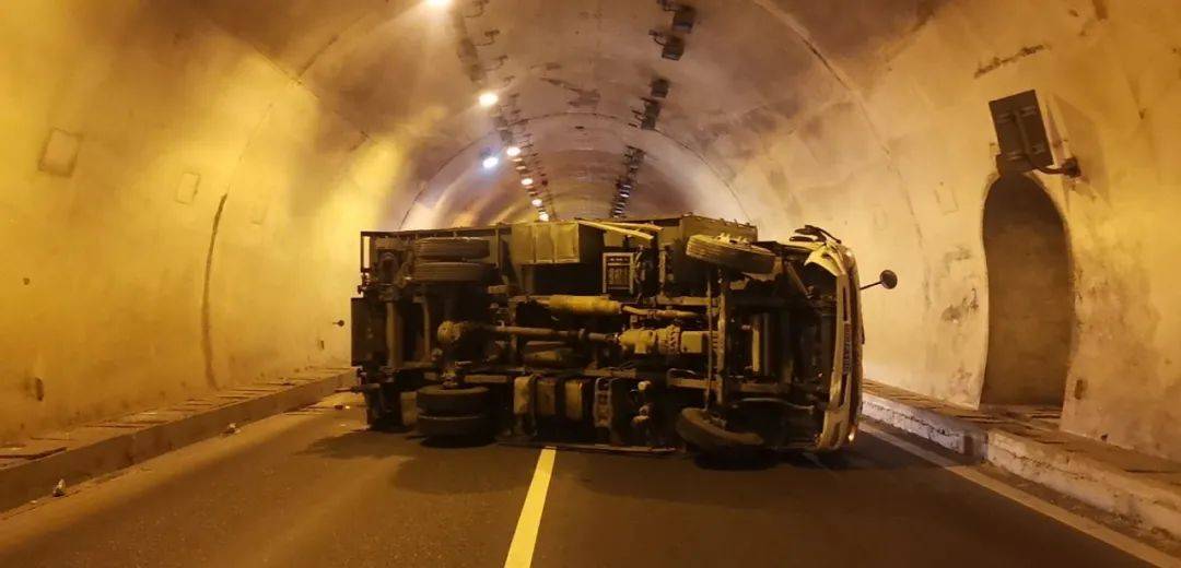 一辆满载快递的货车 从龙岩出发前往江西 行驶至厦蓉高速船岭岽隧道时