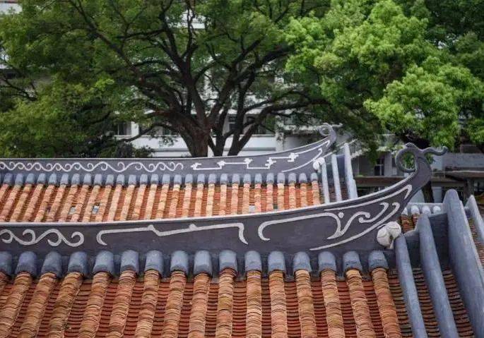 房子坐北向南,三间两廊两进式布局,硬山顶,人字山墙,船形屋脊,青砖