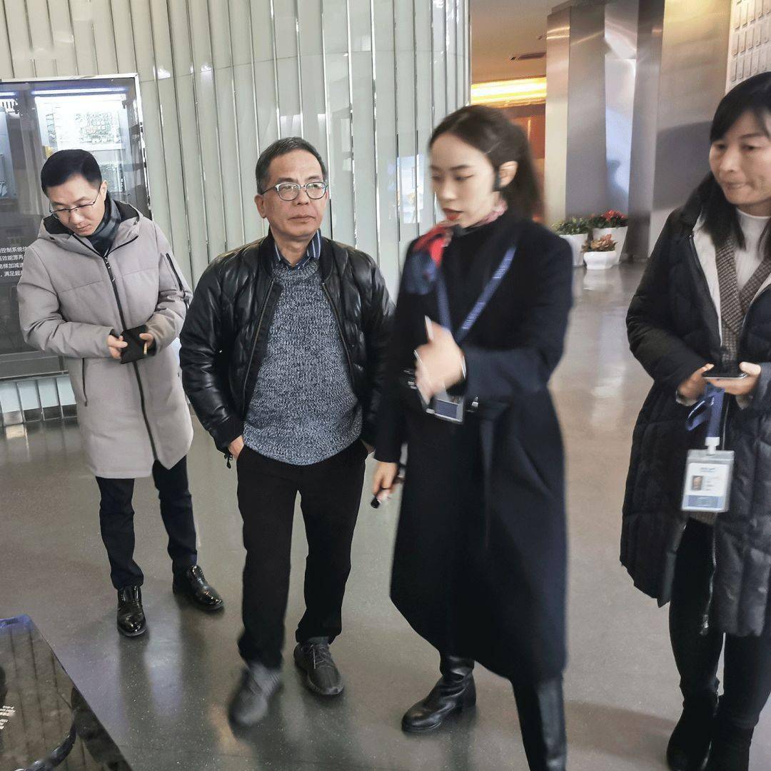 市工程咨询中心相关人员等参加调研,区经信局副局长杨建芳等陪同调研