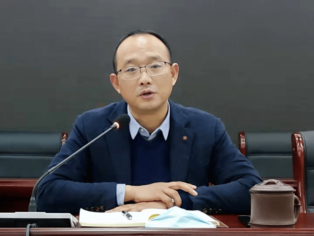 会上,镇党委书记周斌强调,当前疫情防控工作形势严峻,全镇上下落实好"