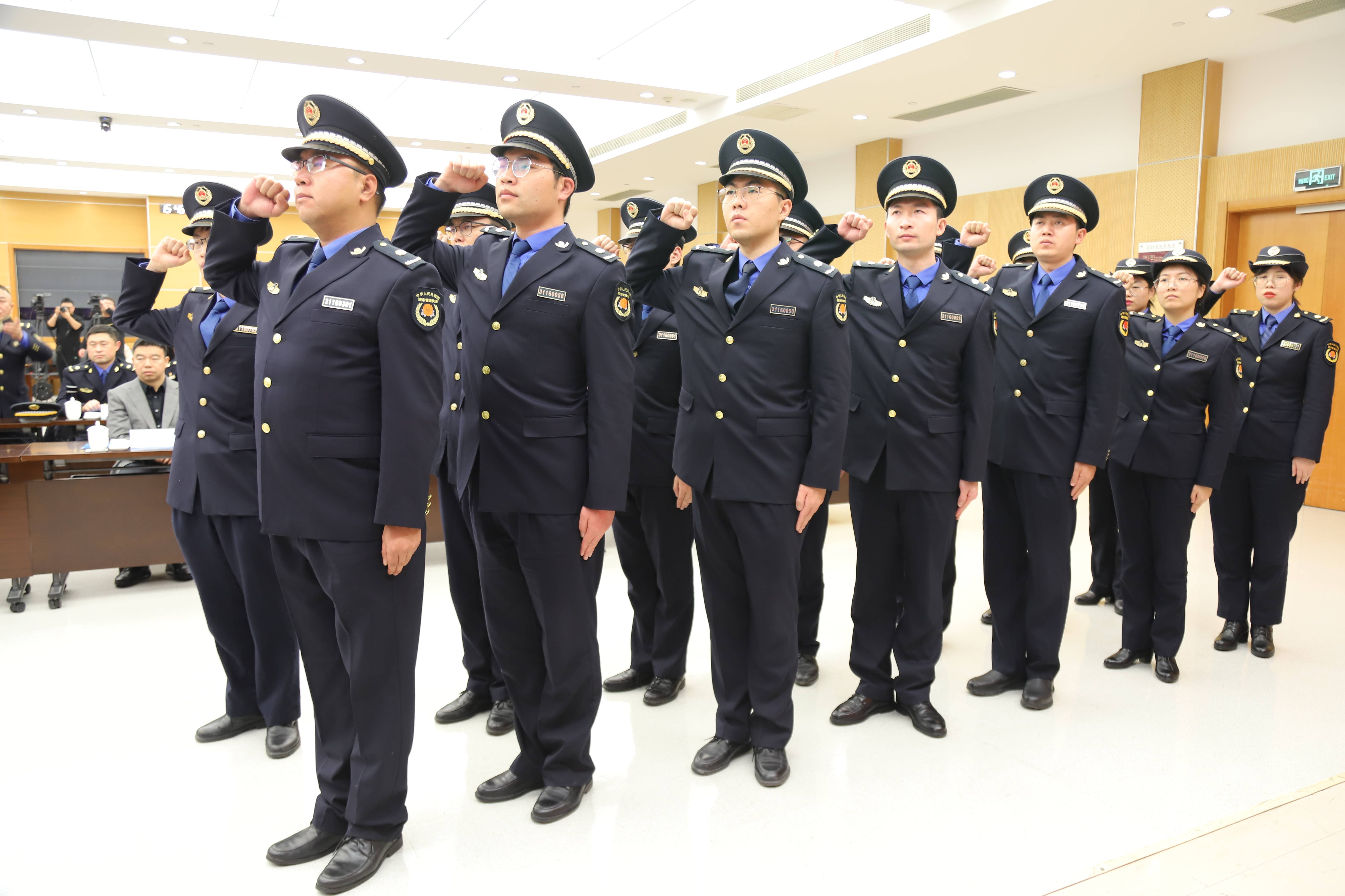 67沪通城管崇明岛上一体化执法