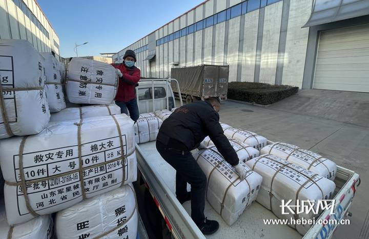 微视频零下7的运送援助物资现场