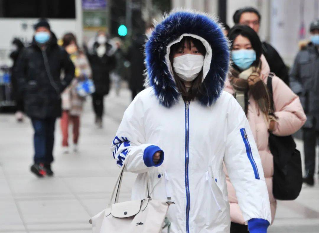 王炸寒潮来袭气温炫负大赛开始泼水成冰冰冻眼妆有姑娘使出御寒奇招