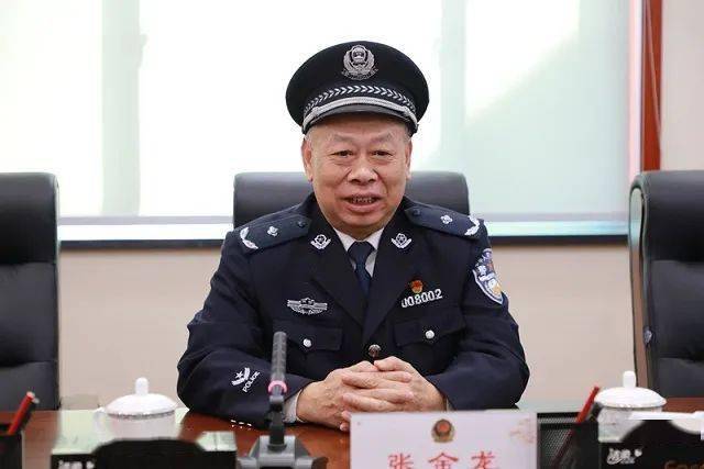 张金龙代表市公安局党委分别向荣获"十佳人民满意警队"十佳人民满意