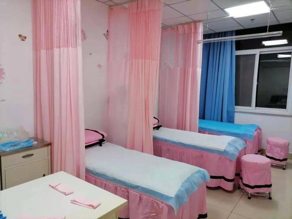 在开诊仪式上,院领导和科室负责人对产后康复工作室的成立及后续的