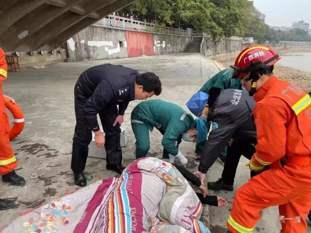 生死瞬間民警撲通一聲跳入刺骨江中