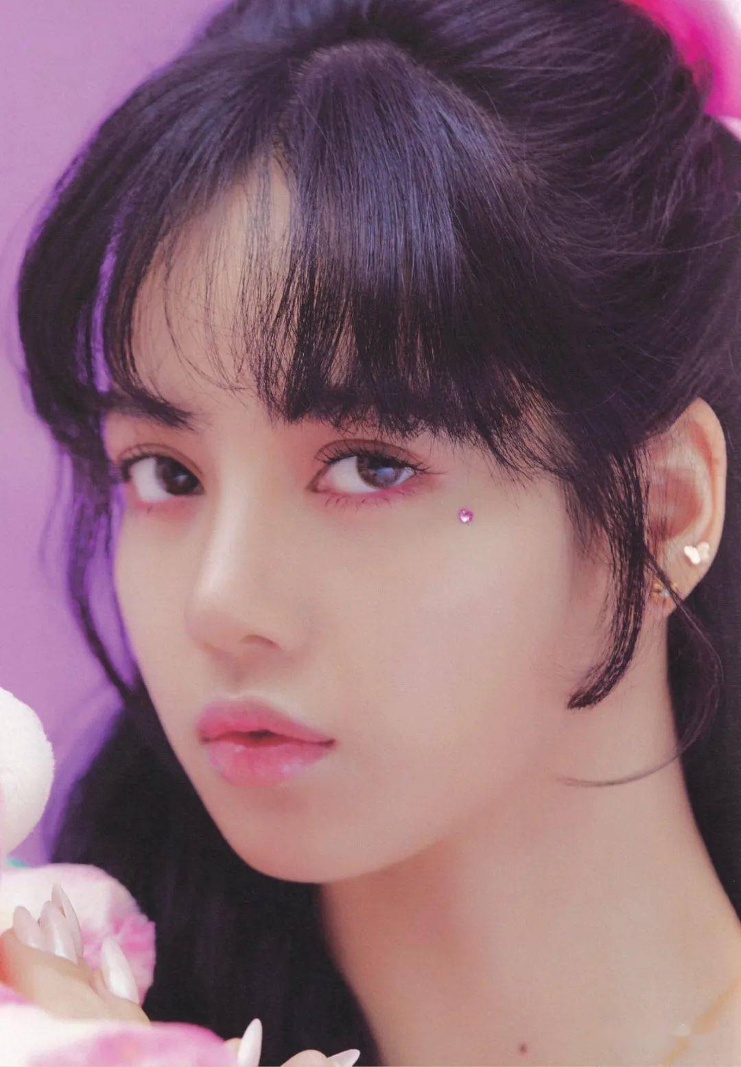 致命的吸引力另一身造型也够绝直接把组合的黑和红穿在了身上红色的