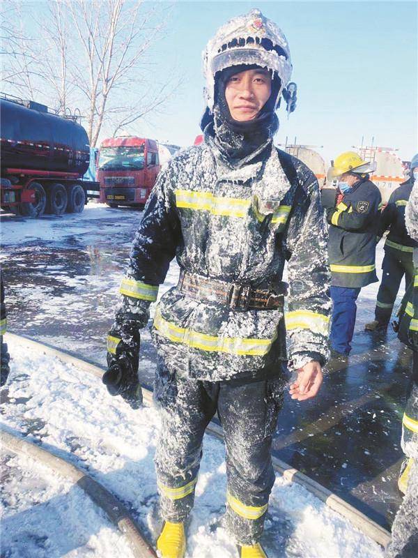 消防闻警而动灭火归来满身冰极寒天气下挑战极限不退缩