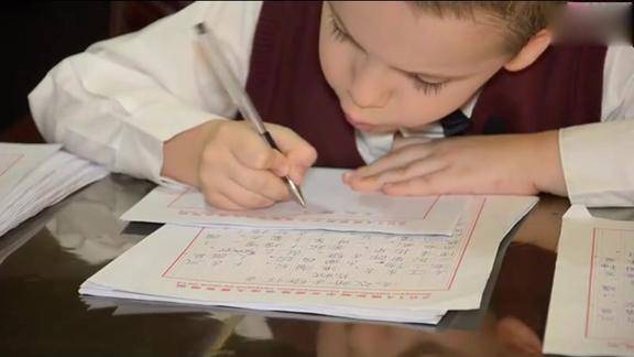 6岁外国萌娃写出令人超赞的汉字