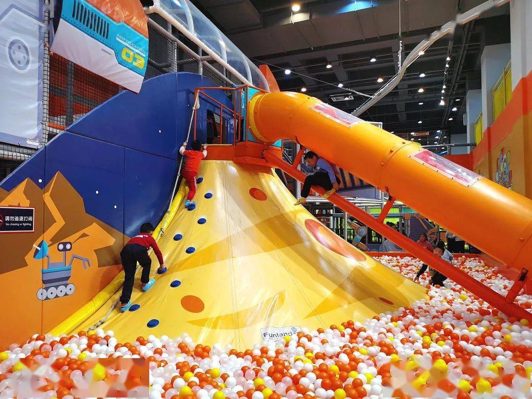 聊报小记者『会飞的哈林主题乐园』游乐活动开始了_当代