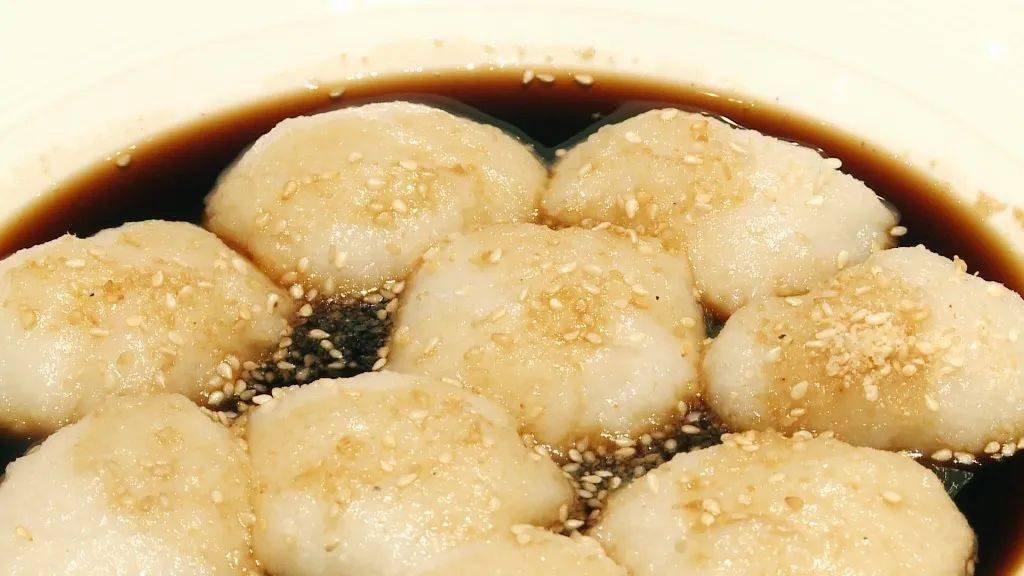 "老邻居负责人 张国民"麻糍是我们每天从城北山上,老一辈人手工用石臼