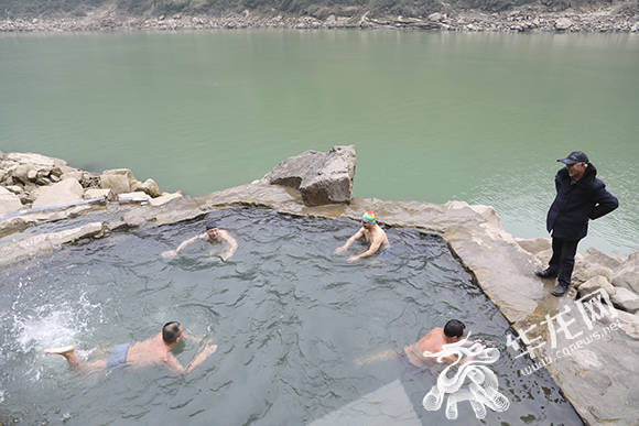 北碚嘉陵江上一处野温泉成打卡胜地有人专门从大渡口赶去体验