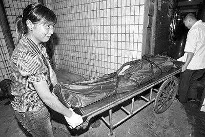 浮肿,变绿乃至变黑,即便面对这样的现场,他们还要亲手把遗体装进尸袋