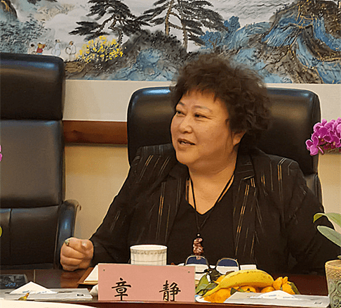 章静主持与会代表踊跃发言参加座谈会的先进女职工代表纷纷发言,畅谈