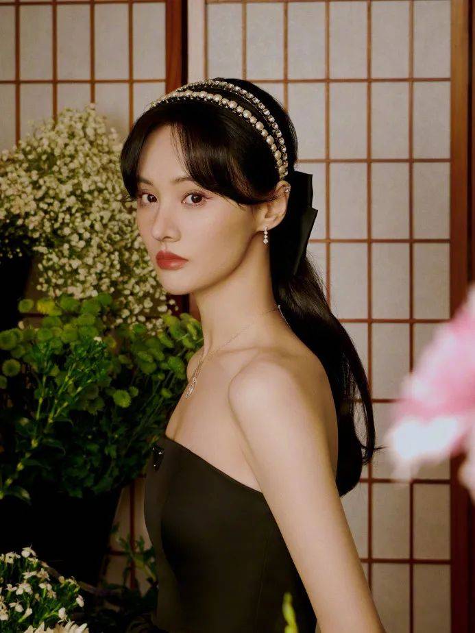 一直走少女路线的郑爽换上低马尾,秒变气质99的人间大小姐.