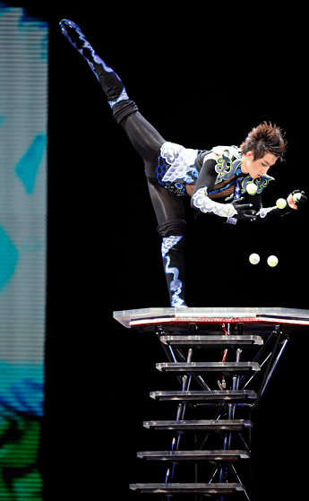 原版花盘节目获1995年第四届全国杂技比赛金狮奖.3.