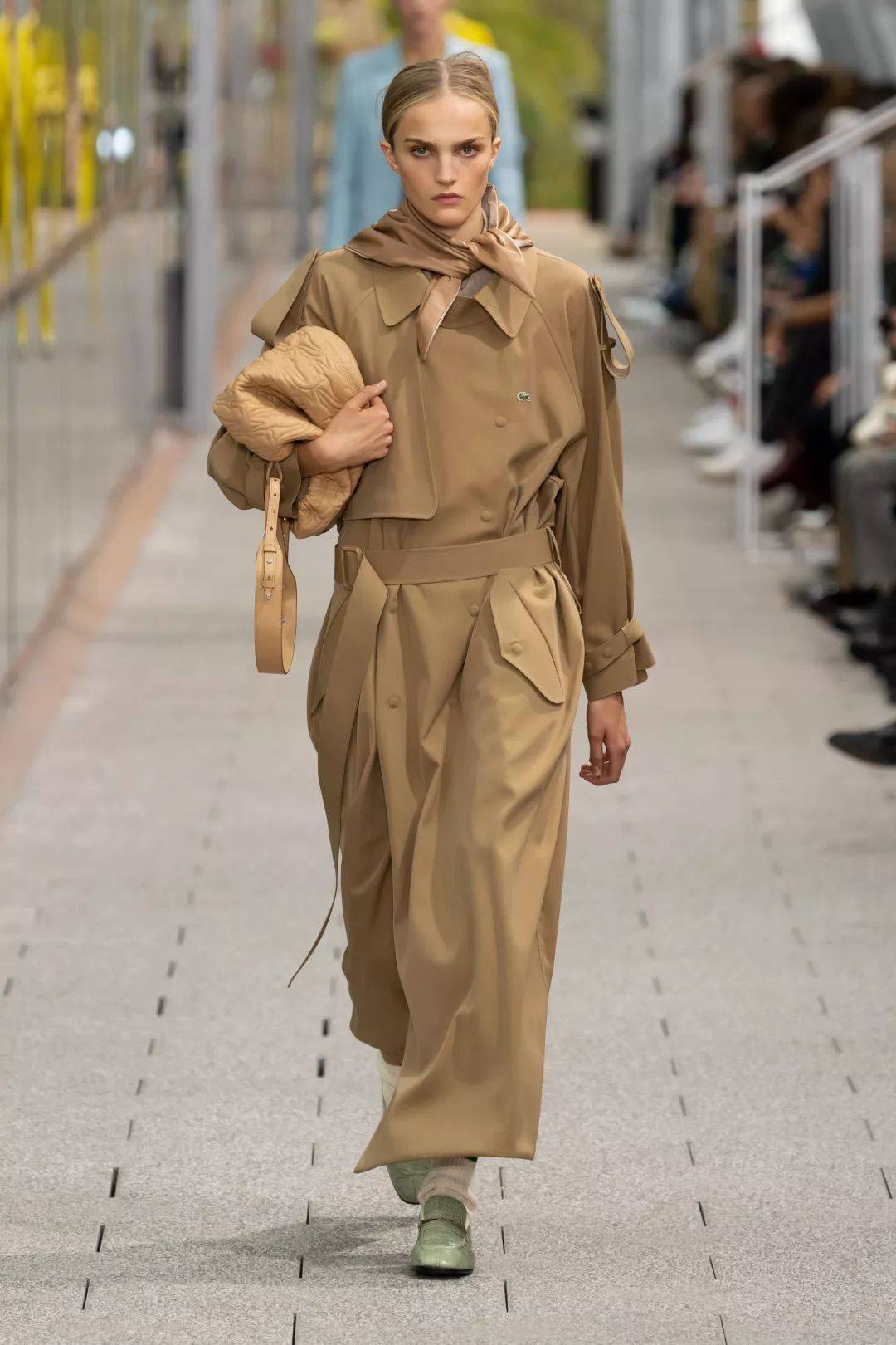 衣服流行穿 "大一号",摩登时髦!_毛衣