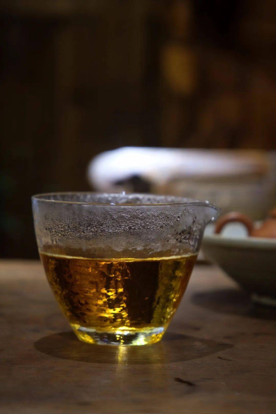 郑板桥对生活态度是:青菜萝卜糙米饭,瓦壶天水菊花茶.