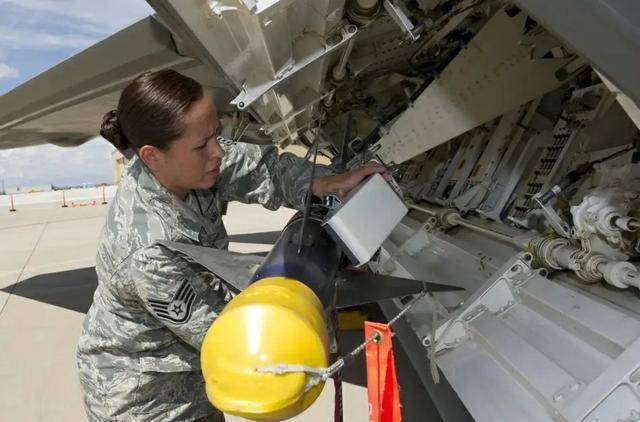 浅析f22的内置弹舱设计注重空优没问题挂载弹性明显缺乏