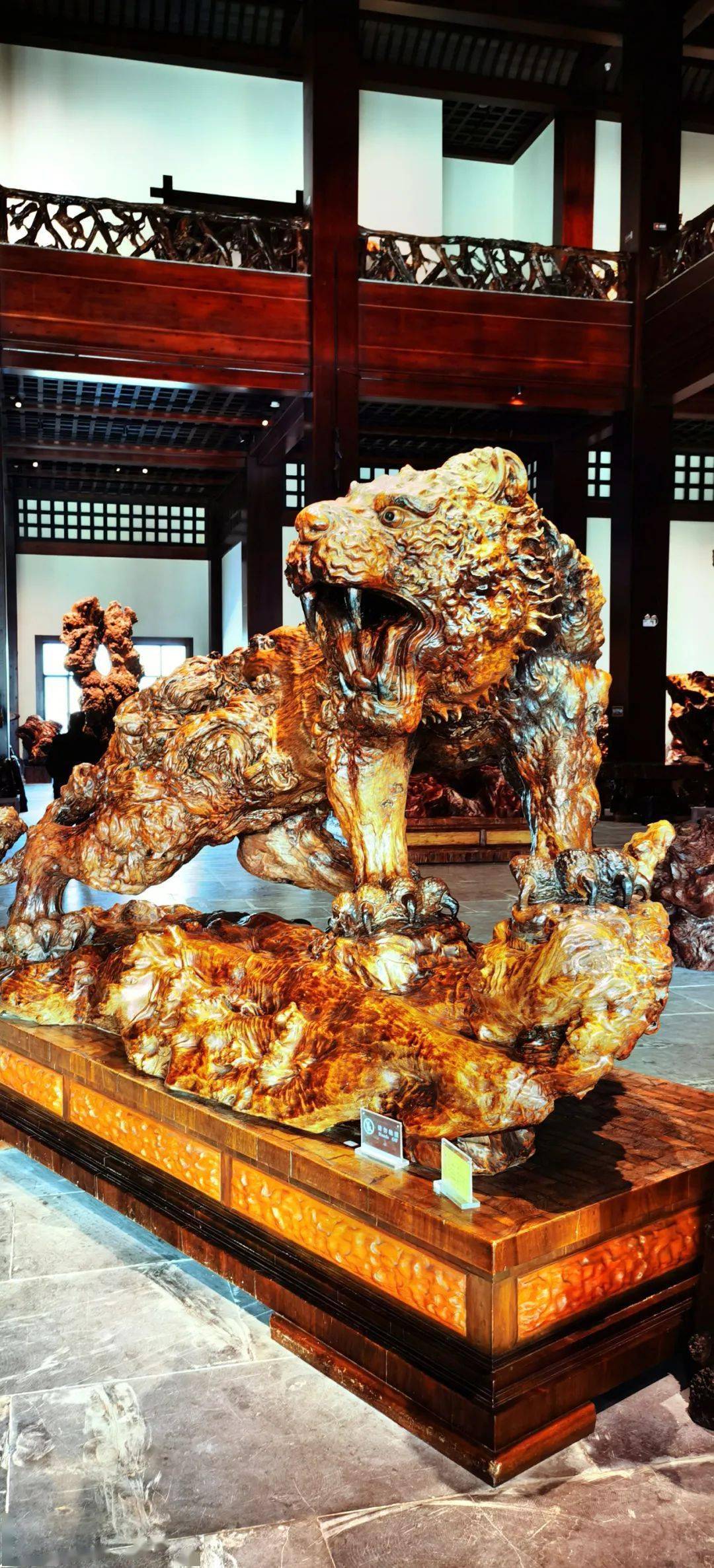 根雕艺术展.天鹅湖畔金色垂柳.