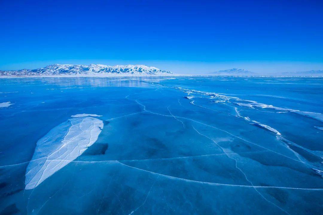 新疆赛里木湖现蓝冰拼图奇观网友称有异世界森林既视感
