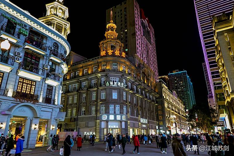 武汉城市街头的夜色热闹,亮丽,人气十足