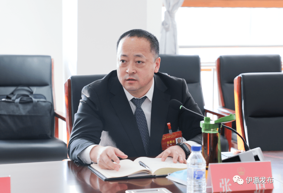 张恒深入伊通镇代表团参加分组讨论