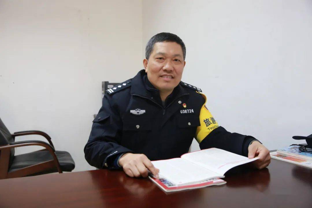 他骄傲地说道:"我给自己的儿子起名叫左纬杰,寓意黄山和凤台同一