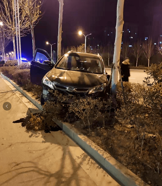 汊河交通丨昨晚汊河镇长江路发生一起车祸