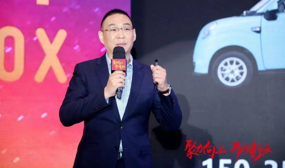 在盛典尾声,金彭集团董事长鹿守光先生上台,发表了热情洋溢的盛典祝辞