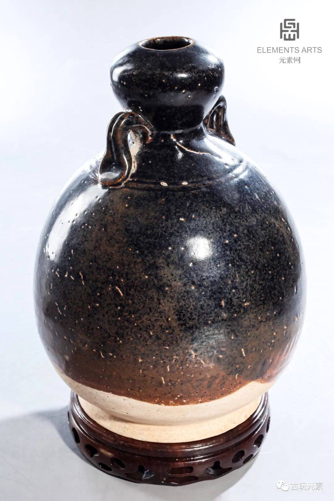 编号:6257藏品名称:唐代黑釉葫芦双系瓶尺寸:高19厘米,口径2.