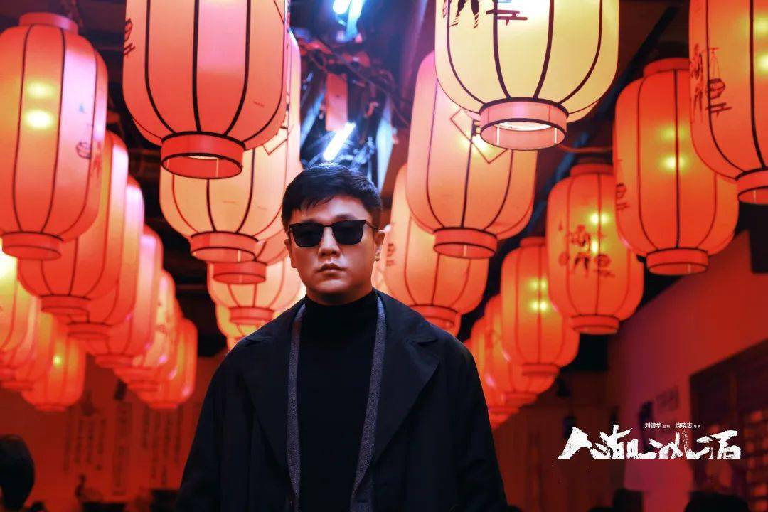 影片讲述了冷酷"杀手"周全(刘德华 饰)和落魄龙套陈小萌(肖央 饰),在