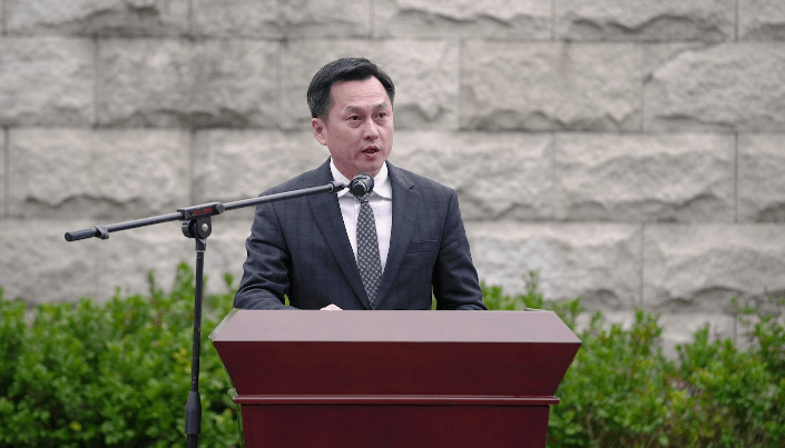 南区党政领导郭渊,朱勇,邓仲汉出席了此次升警旗仪式.