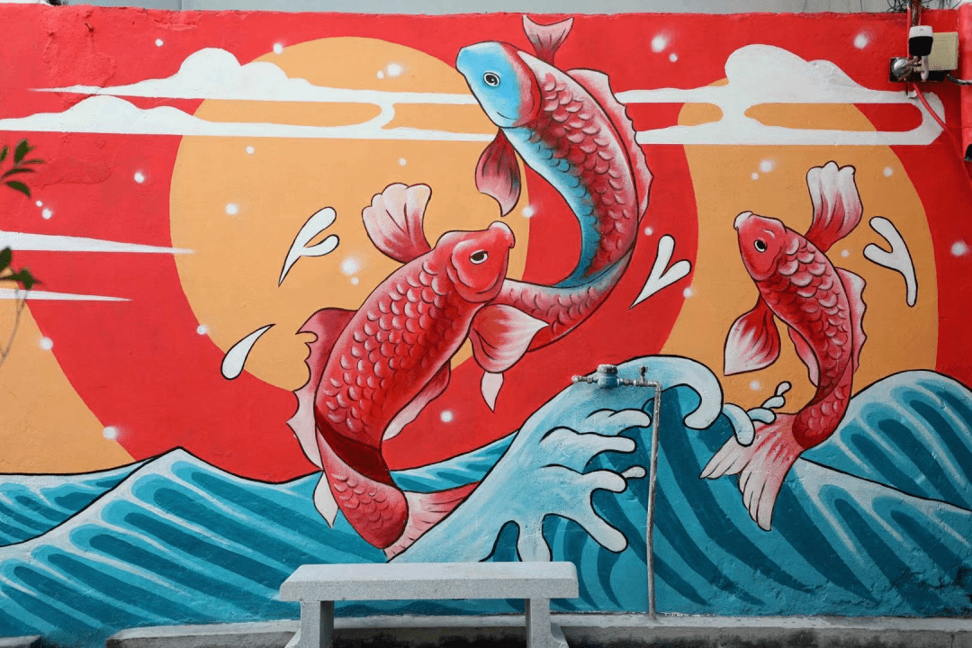 花朵,绿叶,小猫,鲤鱼……街道两旁画有生动逼真的墙绘,绘画给原本单一