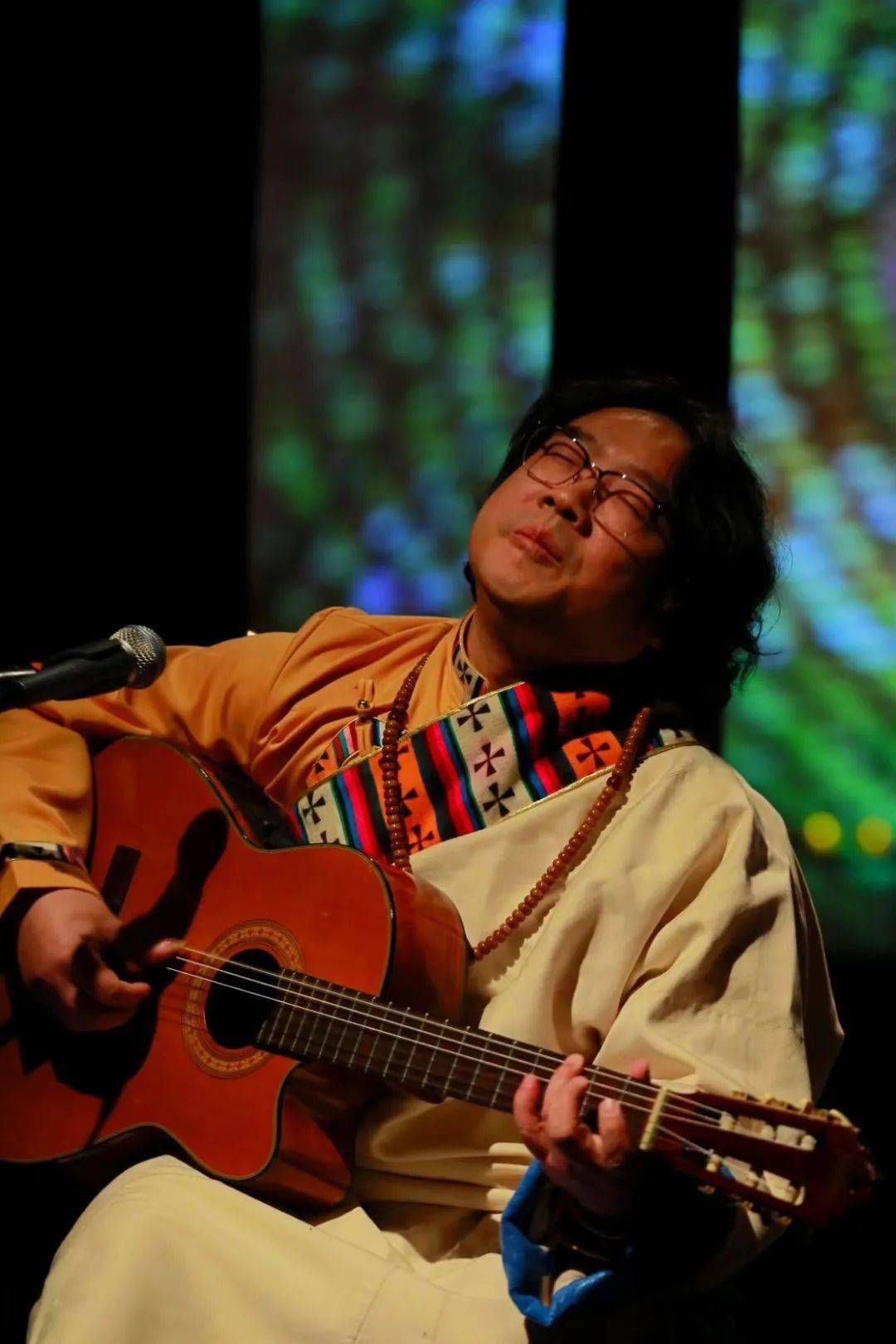 音乐总监,并创作有《丝绸之路世界巡演》等音乐作品音乐会嘉宾甲雍