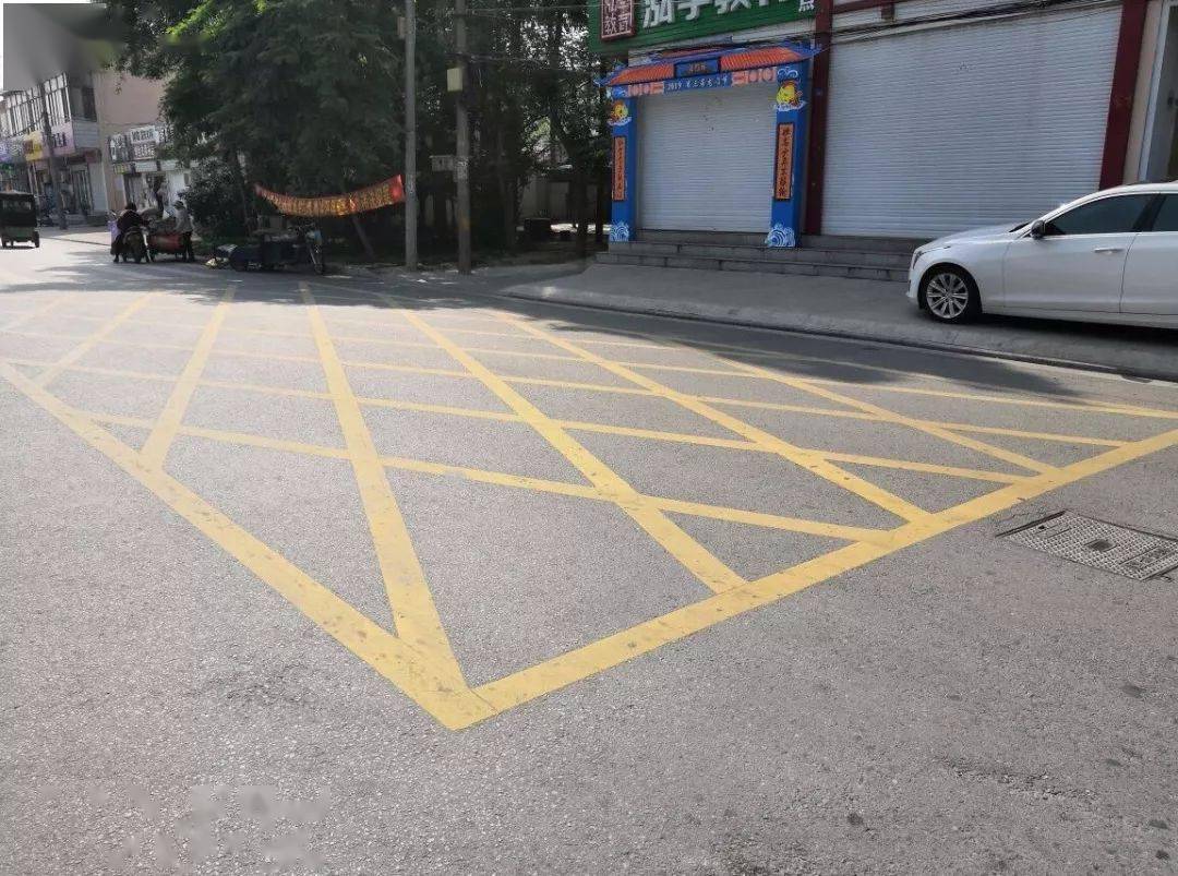 道路上有黄色网格线区域这是地面禁止停车区域