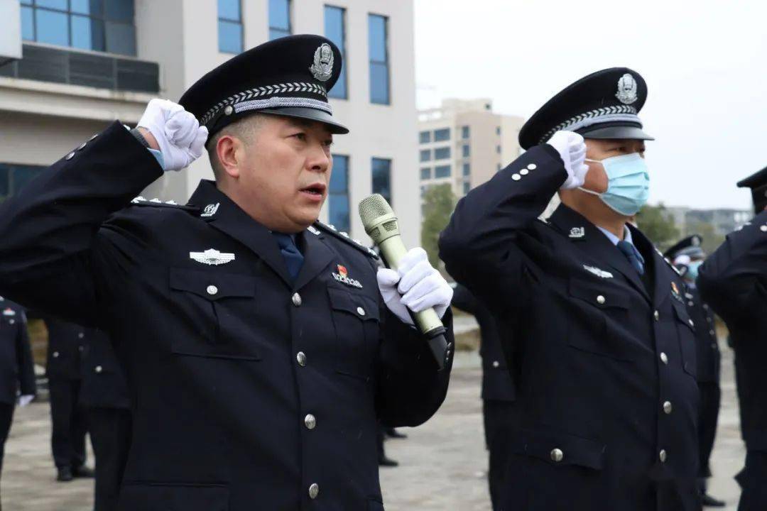 2021年1月10日上午,金沙县公安局在大楼广场举行迎接警旗暨向警旗