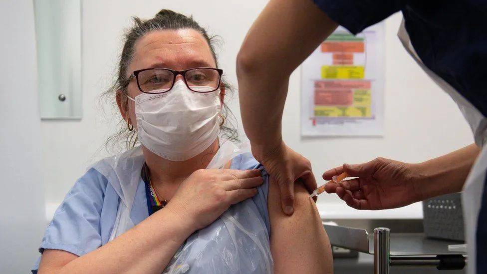 英国加快疫苗接种,94岁英国女王和99岁丈夫已接种新冠疫苗!